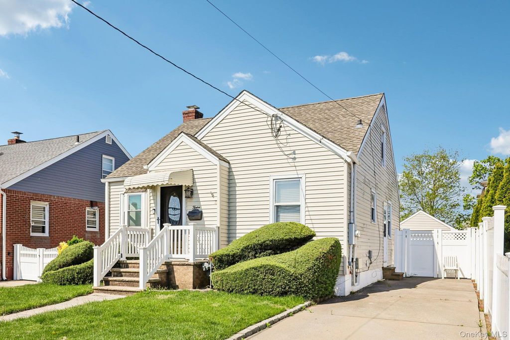12 Scherer Boulevard, Franklin Square, NY 11010