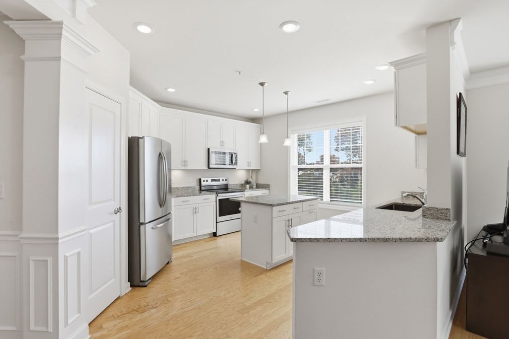 2 Francis Dr 213, Andover, MA 01810