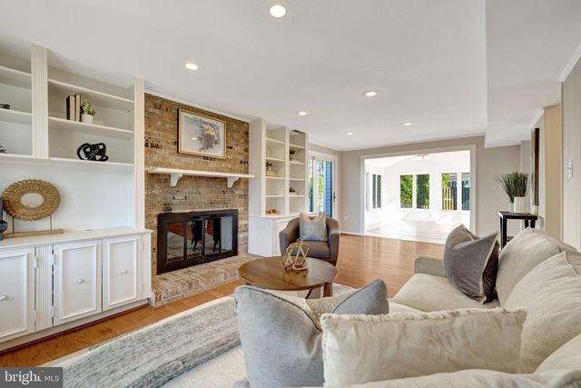 2015 FREEDOM LN, Falls Church, VA 22043