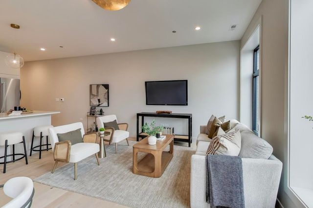 1317 N Western Avenue 203, Chicago, IL 60622