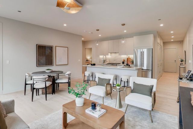 1317 N Western Avenue 203, Chicago, IL 60622