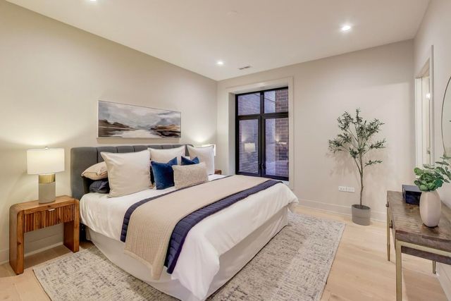 1317 N Western Avenue 203, Chicago, IL 60622