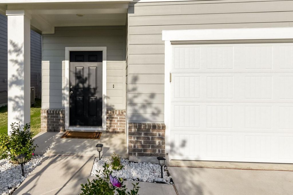 402 Gemsbok RD, Hutto, TX 78634