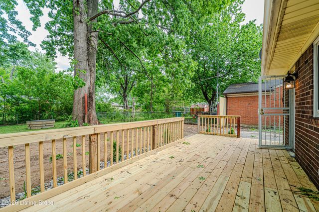 5805 Spicewood Ln, Louisville, KY 40219