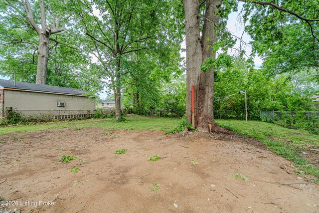 5805 Spicewood Ln, Louisville, KY 40219