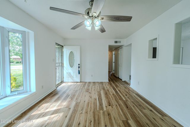 5805 Spicewood Ln, Louisville, KY 40219