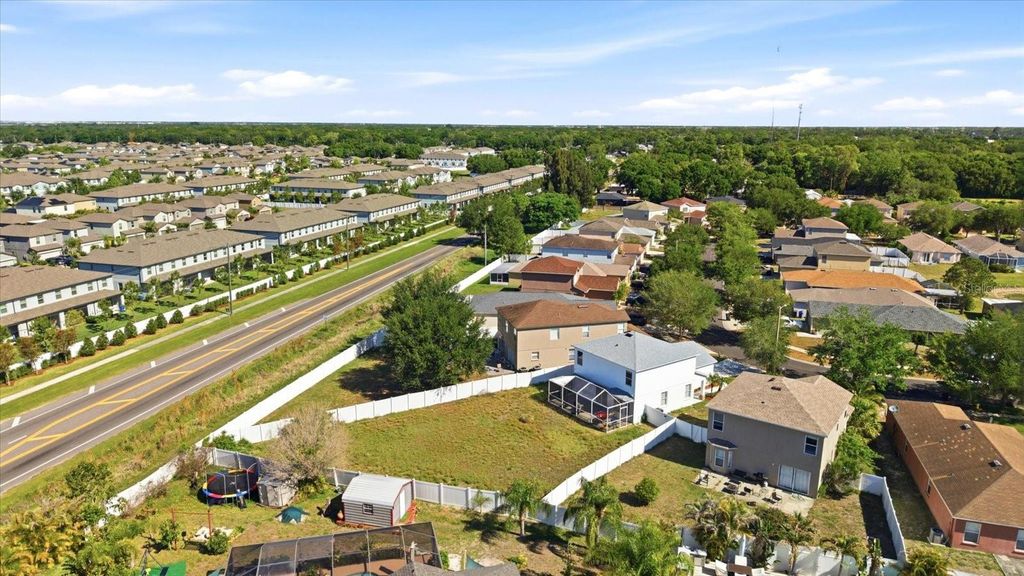 Image 13 of property listing at 8123 CANTERBURY LAKE BOULEVARD, Tampa, FL 33619