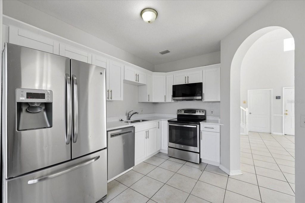 Image 4 of property listing at 8123 CANTERBURY LAKE BOULEVARD, Tampa, FL 33619