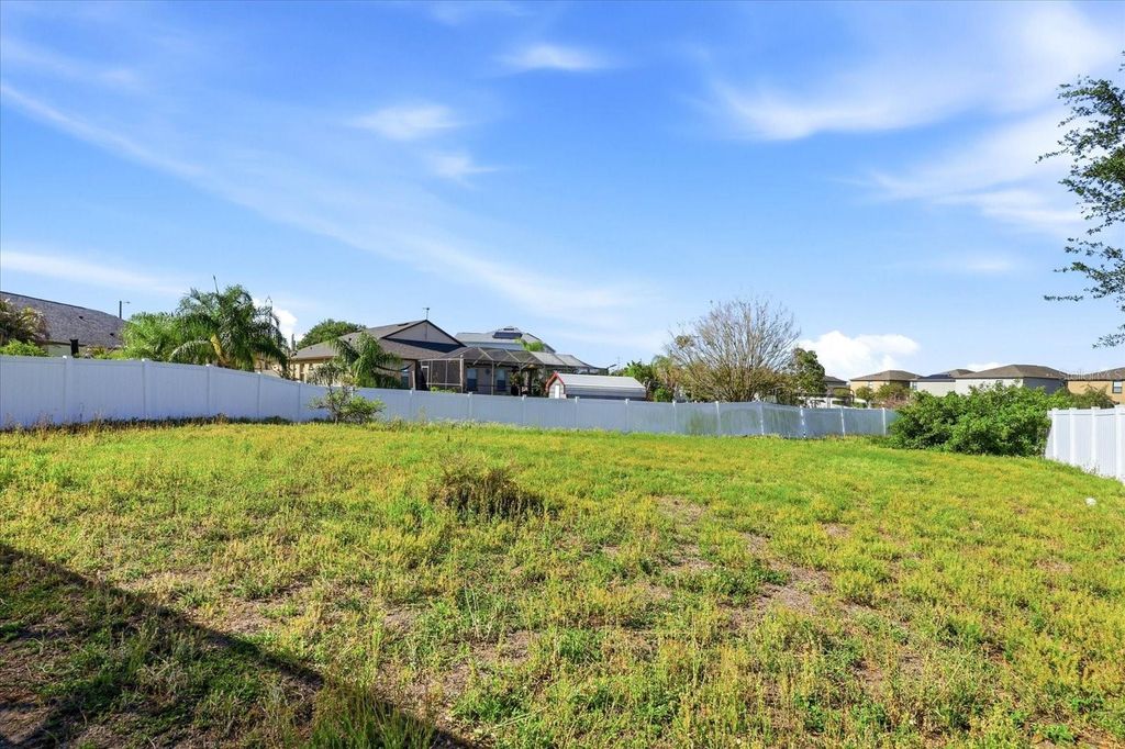 Image 31 of property listing at 8123 CANTERBURY LAKE BOULEVARD, Tampa, FL 33619