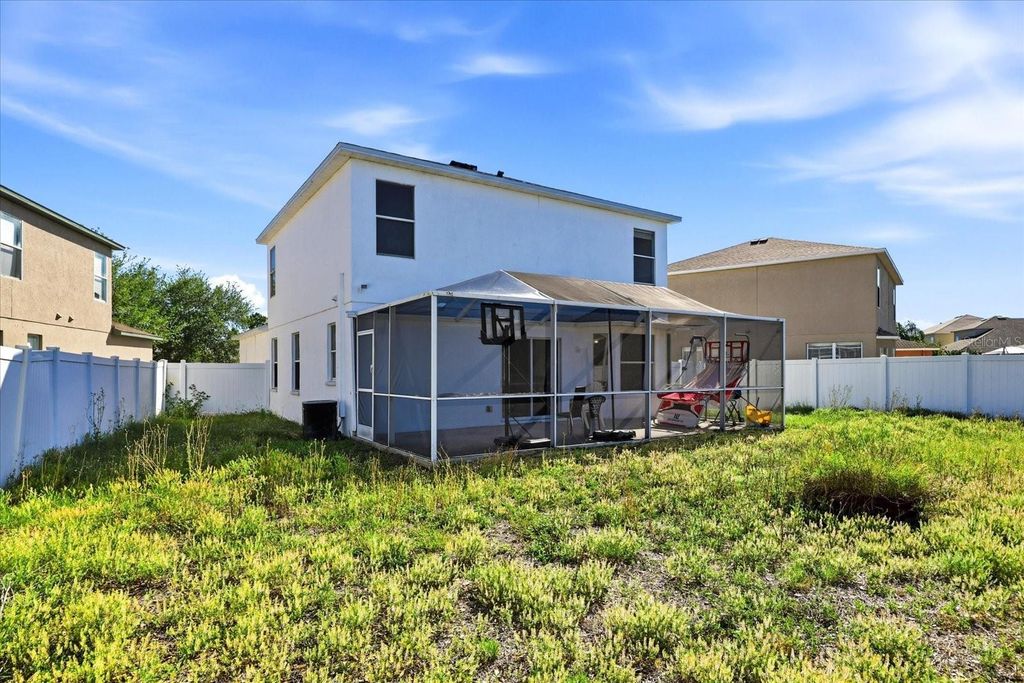 Image 34 of property listing at 8123 CANTERBURY LAKE BOULEVARD, Tampa, FL 33619