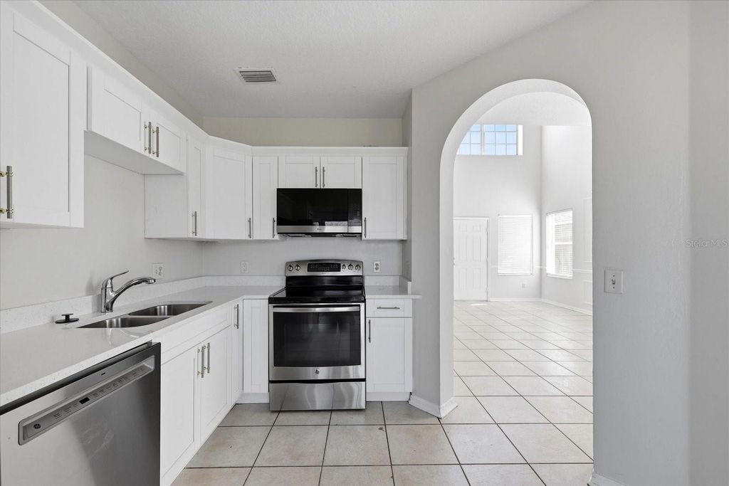 Image 37 of property listing at 8123 CANTERBURY LAKE BOULEVARD, Tampa, FL 33619