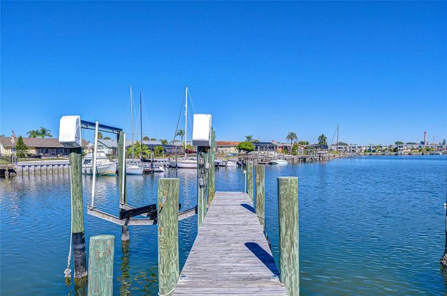 6416 LAKE SUNRISE DRIVE, Apollo Beach, FL 33572