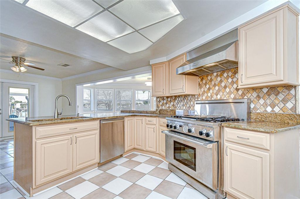 Image 13 of property listing at 6416 LAKE SUNRISE DRIVE, Apollo Beach, FL 33572