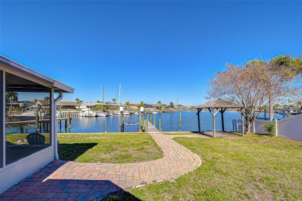 Image 24 of property listing at 6416 LAKE SUNRISE DRIVE, Apollo Beach, FL 33572