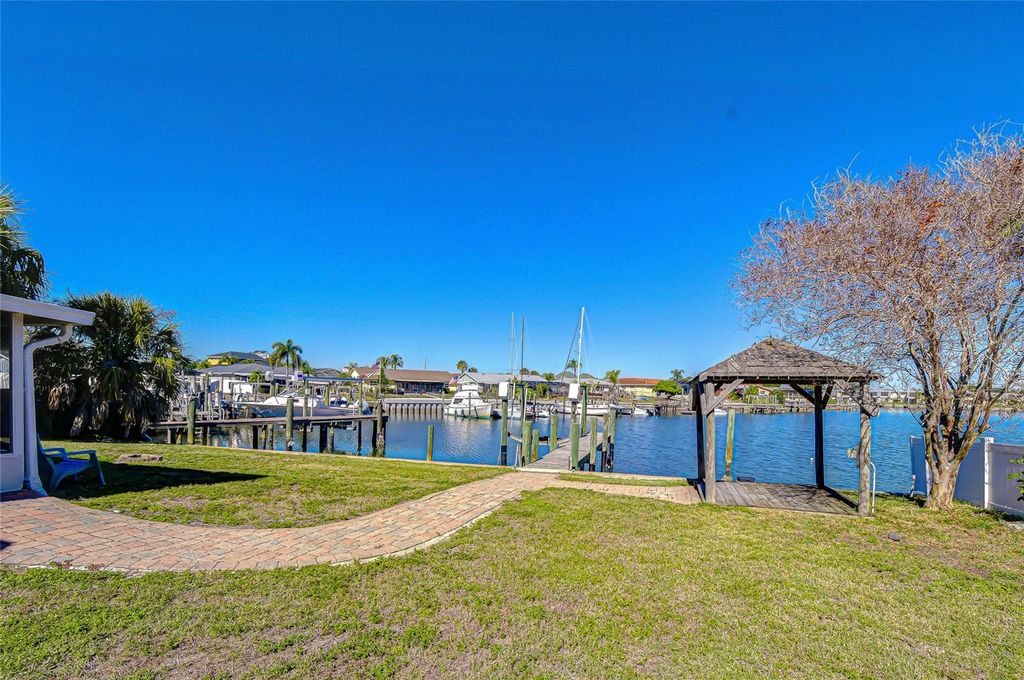 Image 25 of property listing at 6416 LAKE SUNRISE DRIVE, Apollo Beach, FL 33572