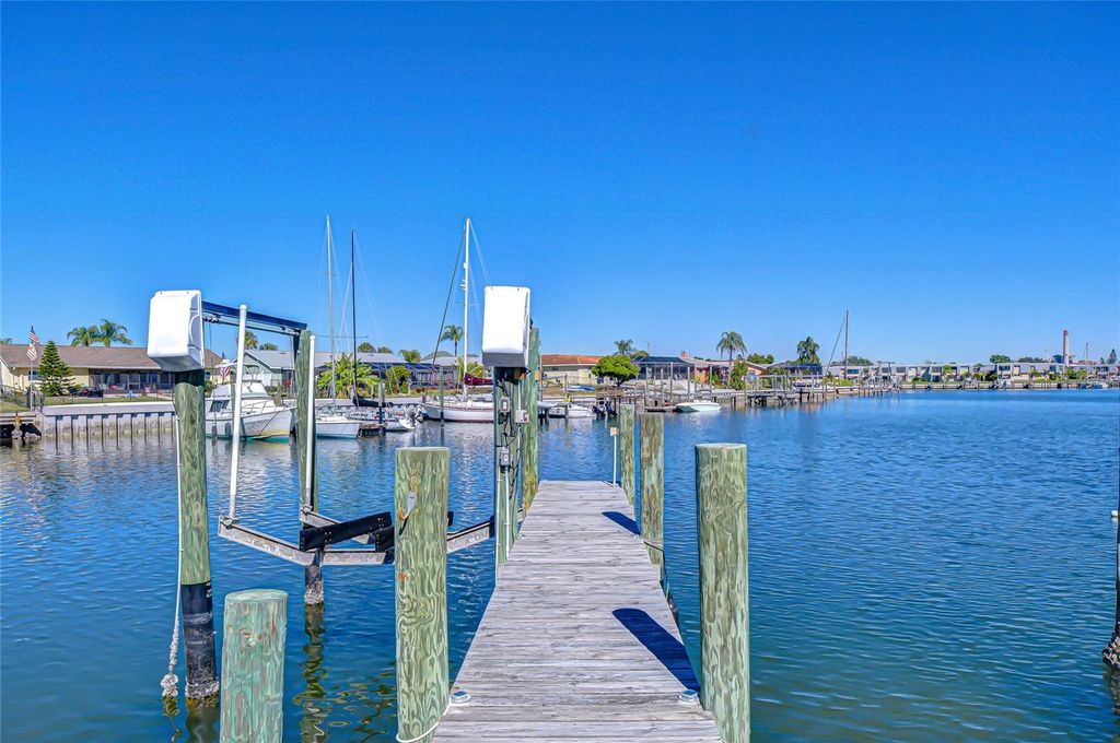 Image 27 of property listing at 6416 LAKE SUNRISE DRIVE, Apollo Beach, FL 33572