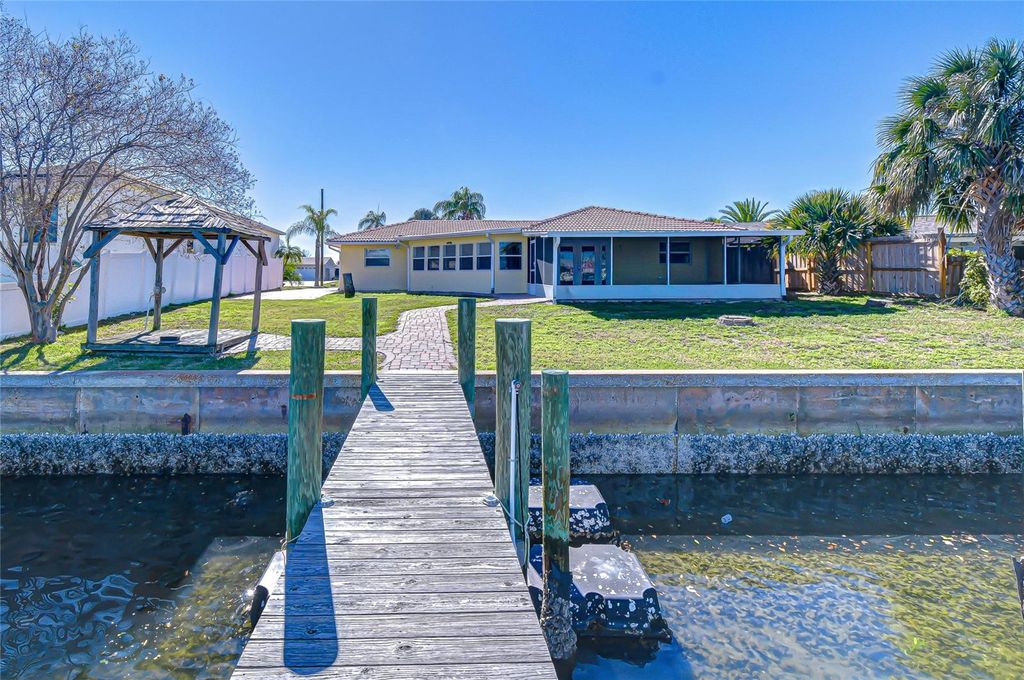 Image 5 of property listing at 6416 LAKE SUNRISE DRIVE, Apollo Beach, FL 33572