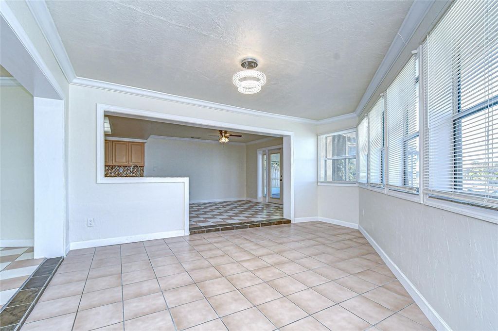Image 9 of property listing at 6416 LAKE SUNRISE DRIVE, Apollo Beach, FL 33572
