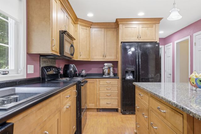 72 Old Farm Road, Bedford, NH 03110