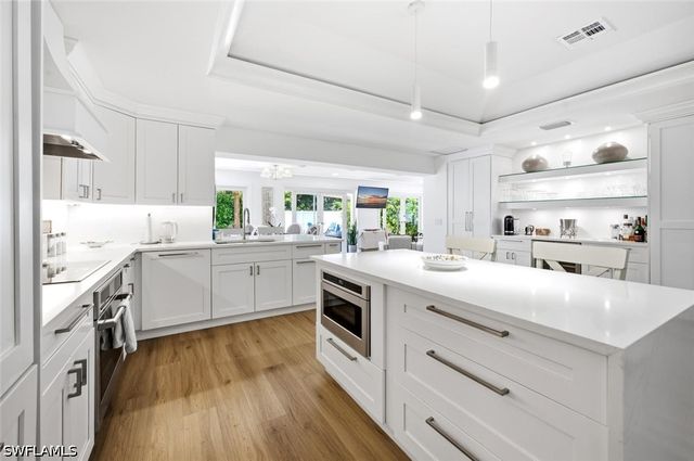 1274 Pine CT, Naples, FL 34102