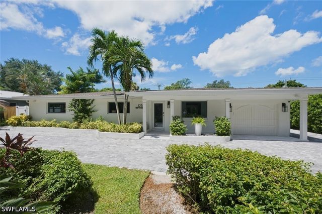 1274 Pine CT, Naples, FL 34102