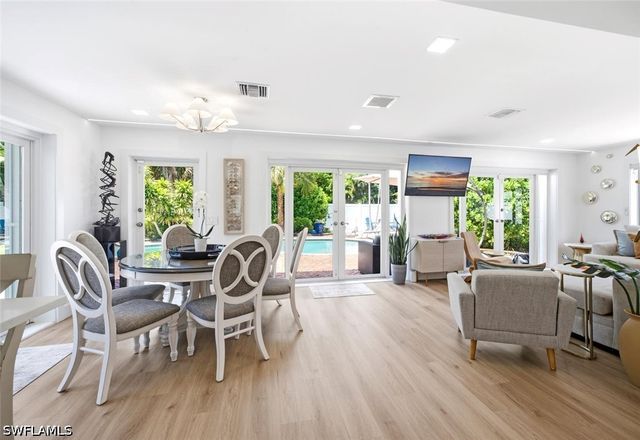 1274 Pine CT, Naples, FL 34102