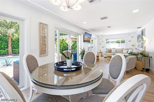 1274 Pine CT, Naples, FL 34102