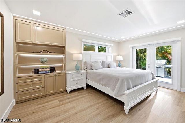 1274 Pine CT, Naples, FL 34102