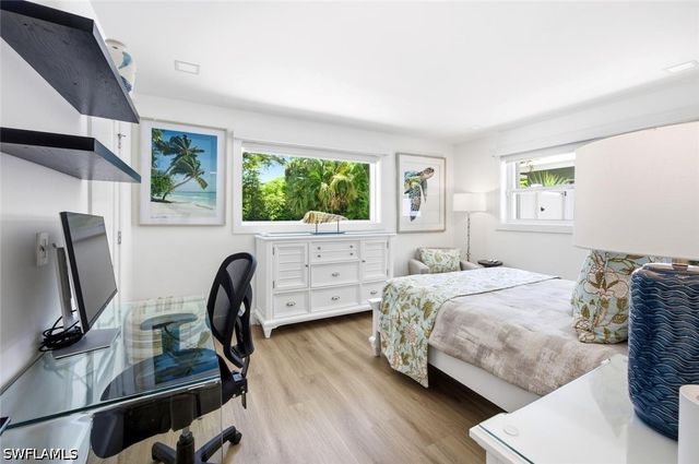 1274 Pine CT, Naples, FL 34102