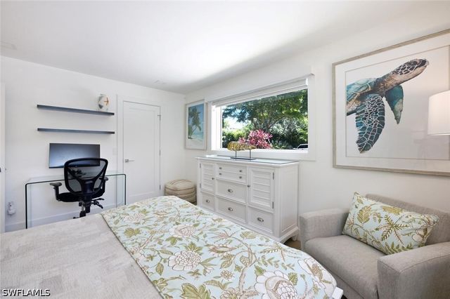 1274 Pine CT, Naples, FL 34102