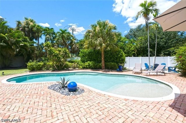 1274 Pine CT, Naples, FL 34102