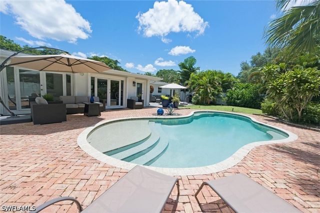 1274 Pine CT, Naples, FL 34102