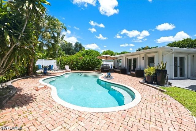 1274 Pine CT, Naples, FL 34102