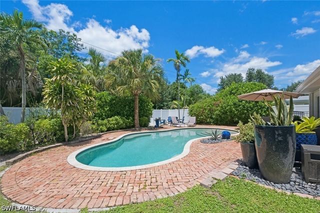 1274 Pine CT, Naples, FL 34102