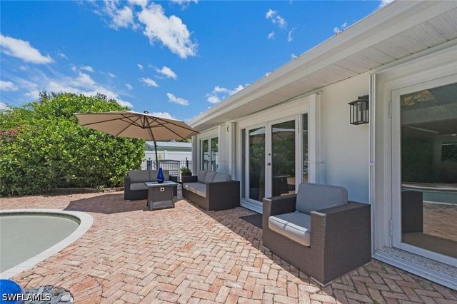 1274 Pine CT, Naples, FL 34102