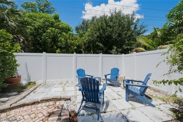 1274 Pine CT, Naples, FL 34102