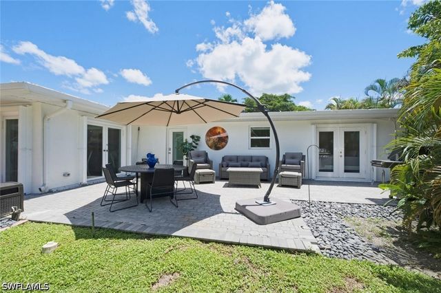 1274 Pine CT, Naples, FL 34102