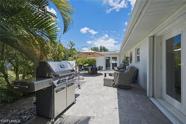 1274 Pine CT, Naples, FL 34102