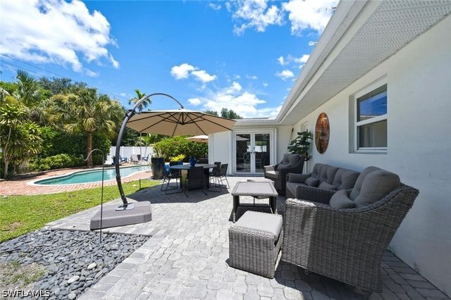 1274 Pine CT, Naples, FL 34102