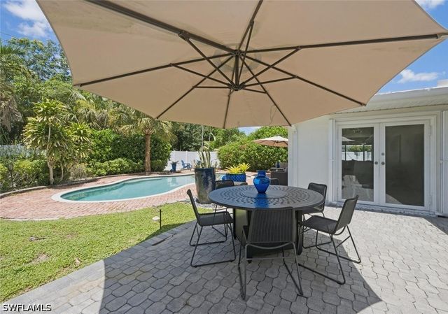 1274 Pine CT, Naples, FL 34102