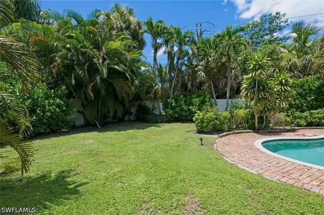 1274 Pine CT, Naples, FL 34102