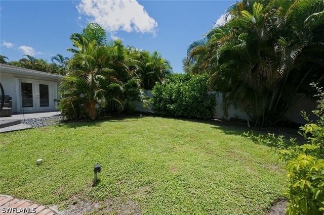 1274 Pine CT, Naples, FL 34102