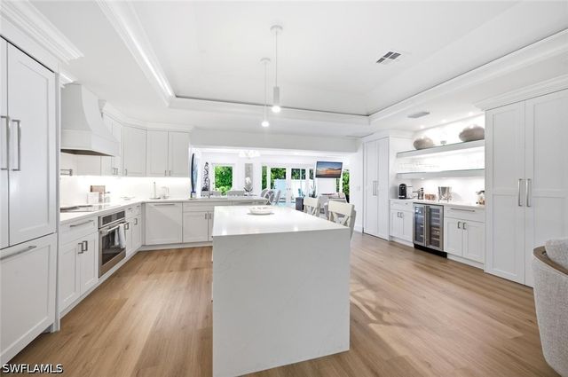 1274 Pine CT, Naples, FL 34102
