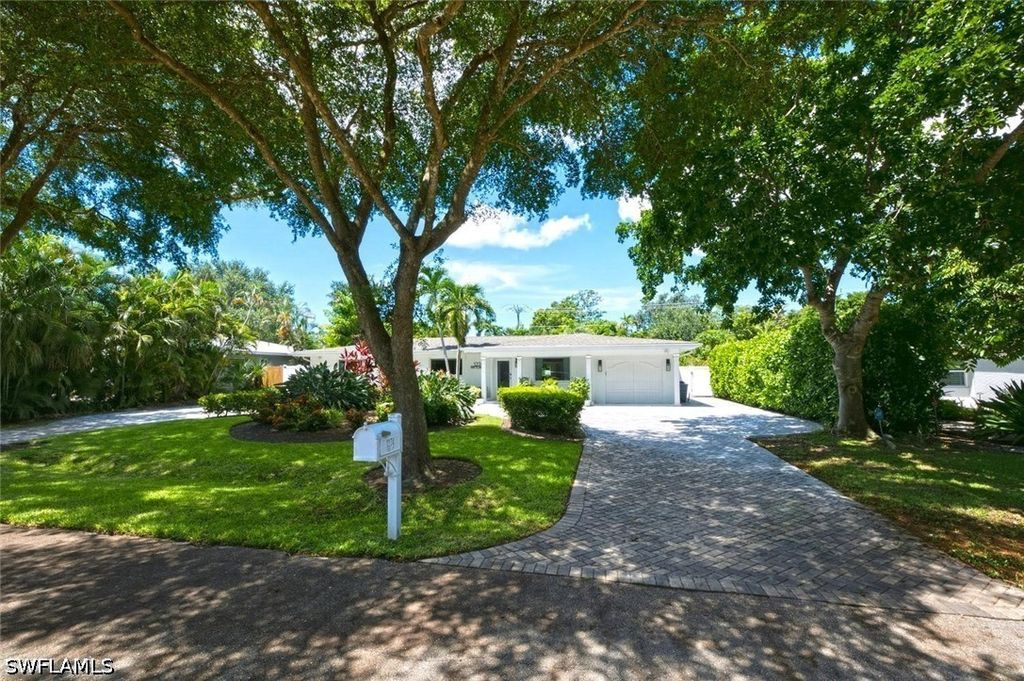 1274 Pine CT, Naples, FL 34102