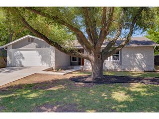 2202 Donna DR, Taylor, TX 76574