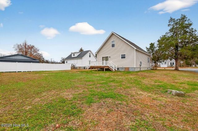 208 Pollock Street, Pollocksville, NC 28573