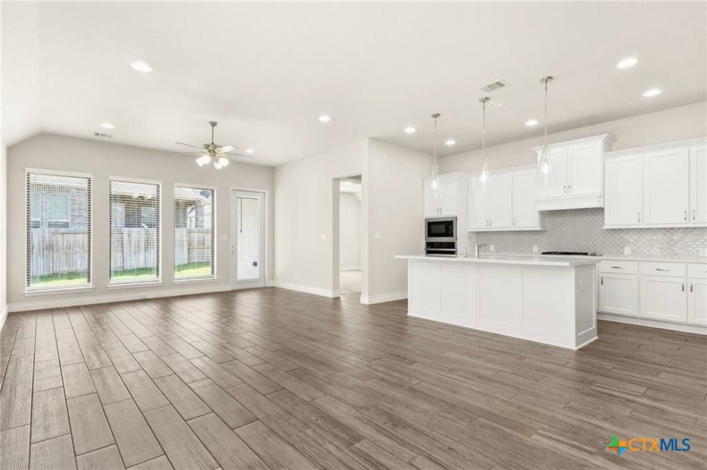 Image 5 of property listing at 636 Vireos Street, New Braunfels, TX 78132