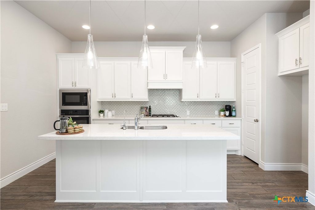 Image 6 of property listing at 636 Vireos Street, New Braunfels, TX 78132