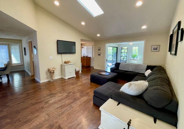 2446 Heritage Way, Medford, OR 97504