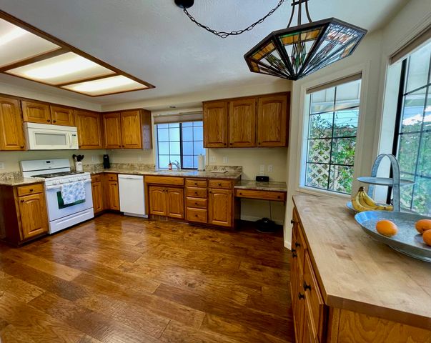 2446 Heritage Way, Medford, OR 97504